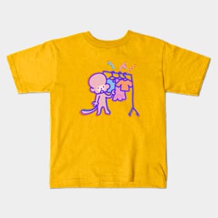 Monkey choosing clothes Kids T-Shirt